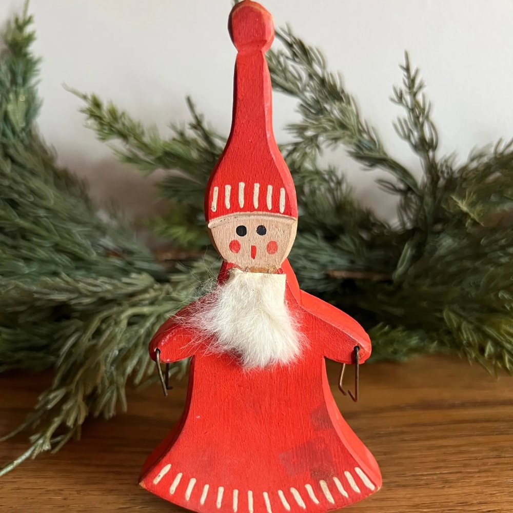 Vintage Hand-Painted Wooden Santa Figurine – Scandinavian Christmas Tomte